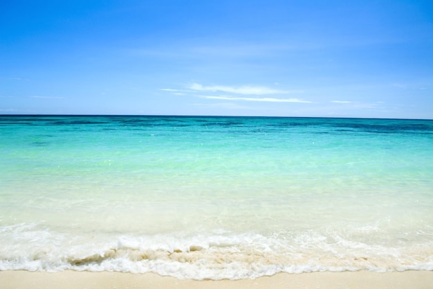 Playa de arena de verano con fondo azul del mar y el cielo