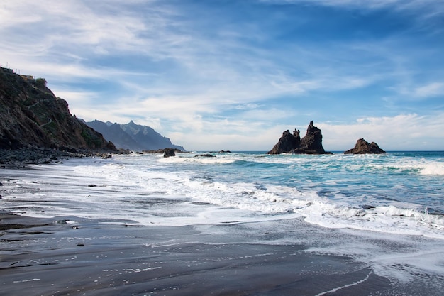 Playa de arena volcánica negra Beniho