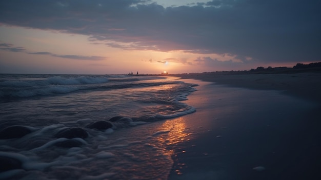 Una playa con un atardecer de fondo