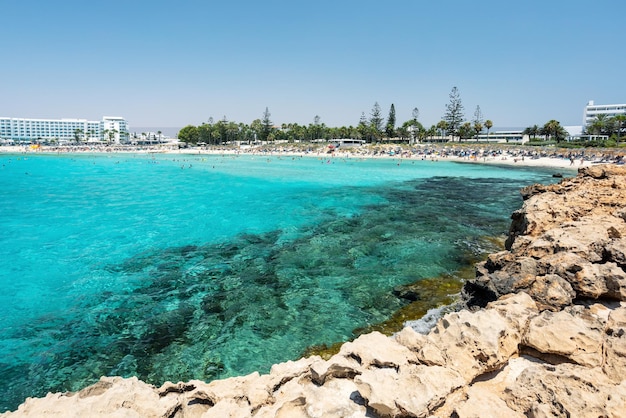 Playa en Ayia Napa Chipre isla Mar Mediterráneo Increíble mar verde azul y día soleado