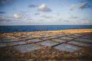 Foto una playa con azulejos