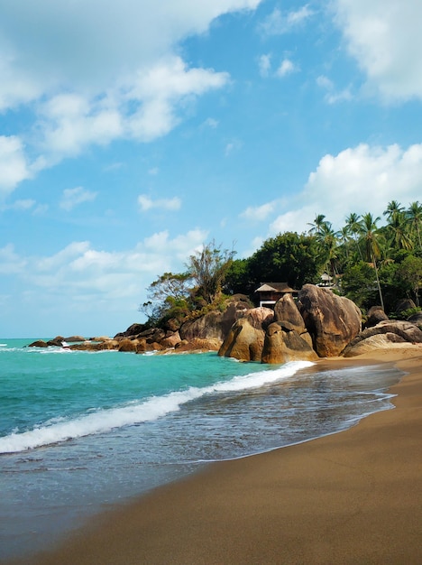 Playa en una bahía en la isla de Koh Samui en Tailandia