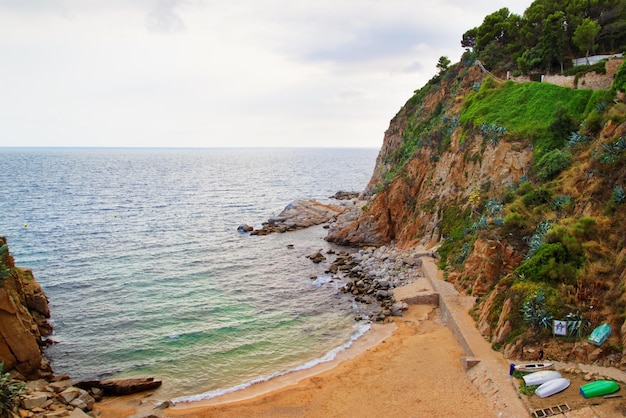 Playa en la bahía de Tossa de Mar en la Costa Brava en el Mar Mediterráneo en España.