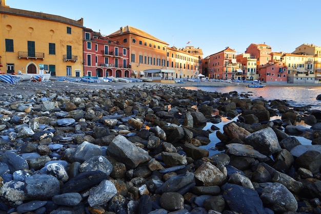 La playa de Baia del Silenzio se convierte en una postal con luces y reflejos increíbles