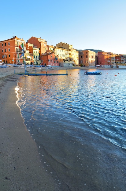 La playa de Baia del Silenzio se convierte en una postal con luces y reflejos increíbles