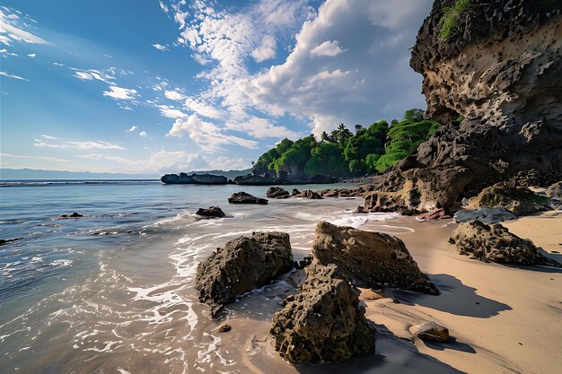 La playa de Bali con la costa rocosa capturada en estilo artístico