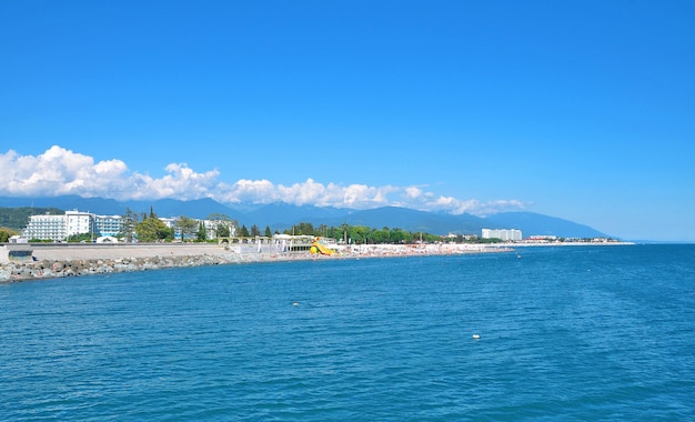 Playa en el balneario del mar Negro de Sochi, Rusia