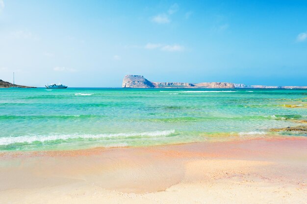 Playa de Balos con agua turquesa y arena rosa en la isla de Creta, Grecia.