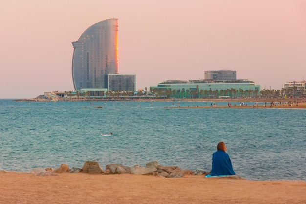 Playa de la Barceloneta en Barcelona al atardecer rosa Cataluña España