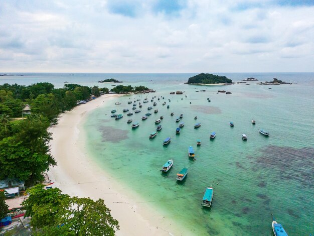 La playa de Belitung kelayang y los barcos vistos por un avión no tripulado