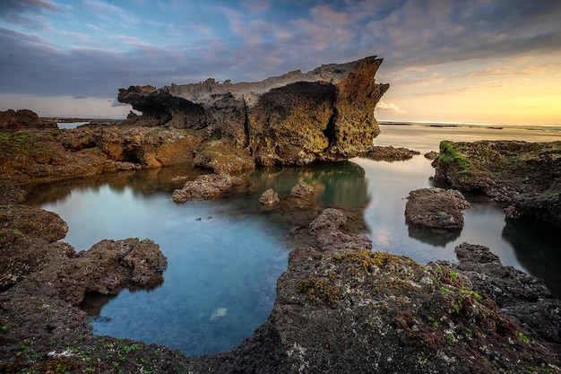 Playa de belleza mengening al atardecer