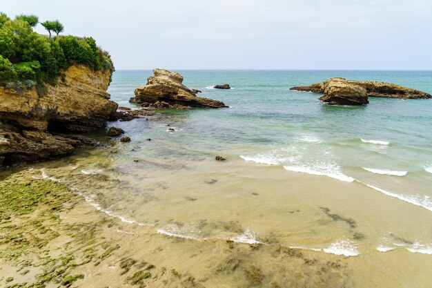 Playa de Biarritz Francia en un día soleado de verano. Francia.