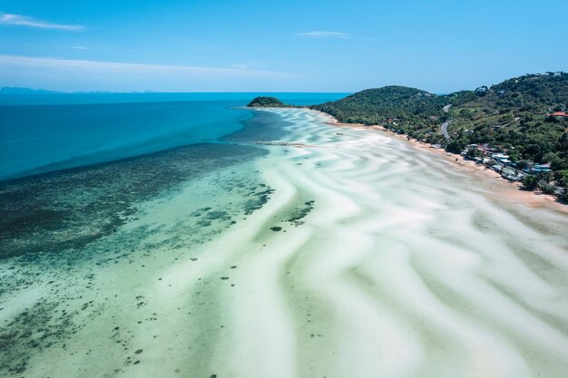 Playa blanca en isla tropical