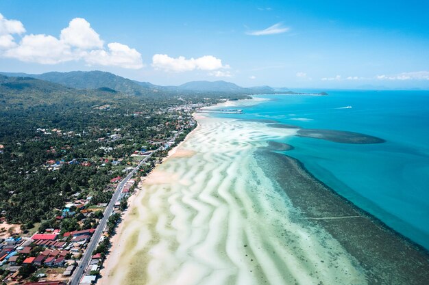 Playa blanca en isla tropical