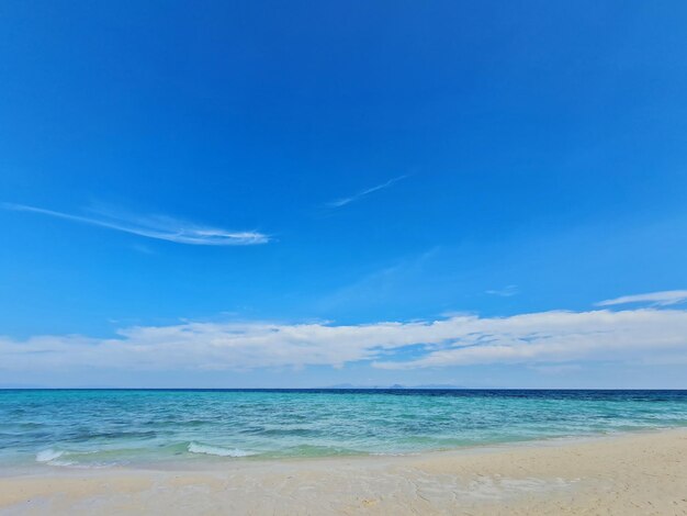 Playa Blanca con océano azul y cielo azul en Tailandia