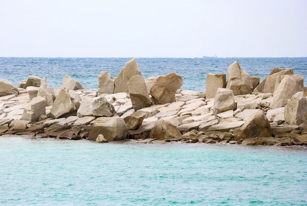 La playa blanca de la piedra de la arena y el azul agita el mar en la playa de Shirahama.