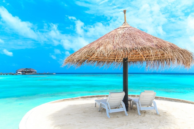 Playa blanca tropical en Maldivas