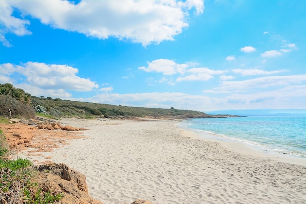 Playa de Le Bombarde bajo un cielo nublado en primavera Rodada en Alghero Italia