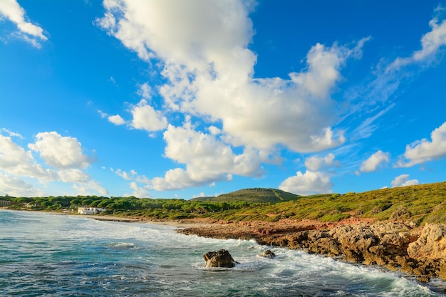 Playa de Le Bombarde bajo un cielo nublado en primavera