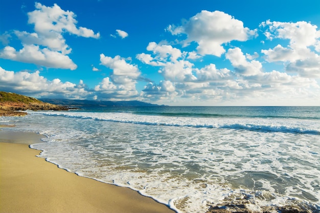 Playa de Le Bombarde en un día nublado