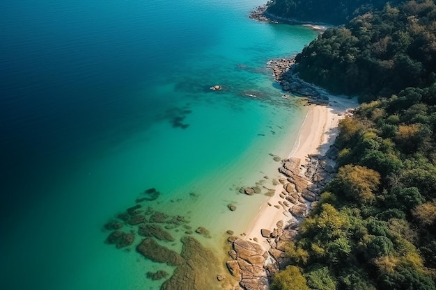 Una playa con un bote y el agua es azul.