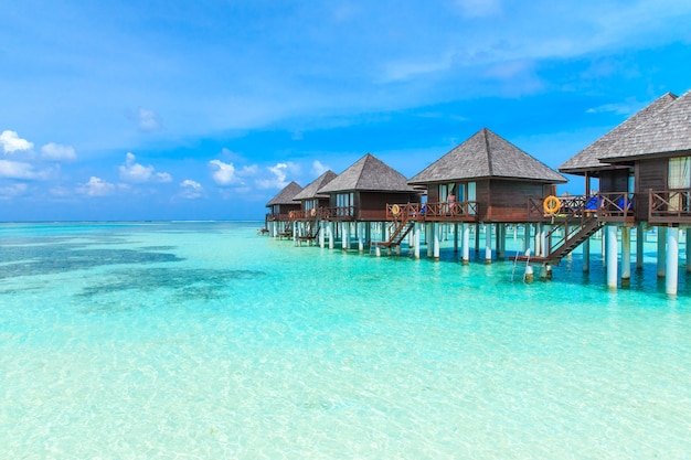 Playa con bungalows de agua en Maldivas