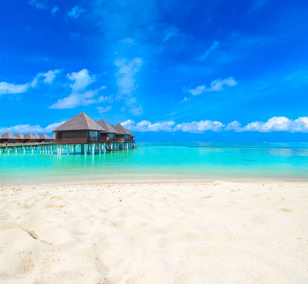 Playa con bungalows de agua en Maldivas