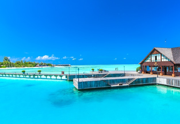 Playa con bungalows de agua en Maldivas