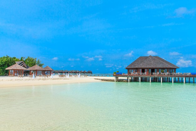 Playa con bungalows de agua en Maldivas