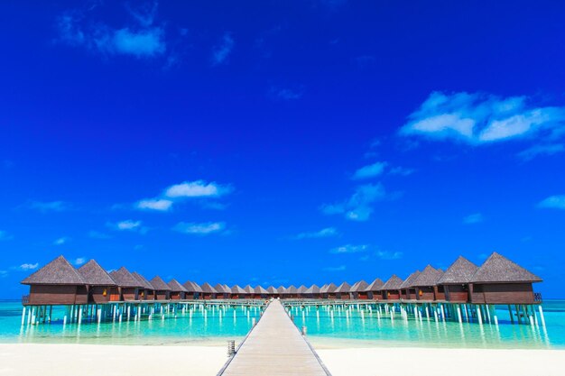 Playa con bungalows de agua en Maldivas