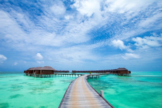 Playa con bungalows de agua en Maldivas