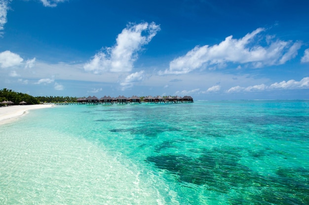 Playa con bungalows de agua en Maldivas