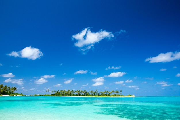 Playa con bungalows de agua en Maldivas