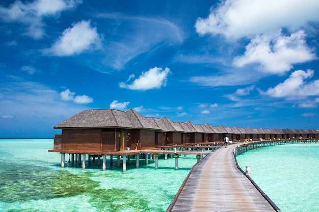 Playa con bungalows de agua en Maldivas