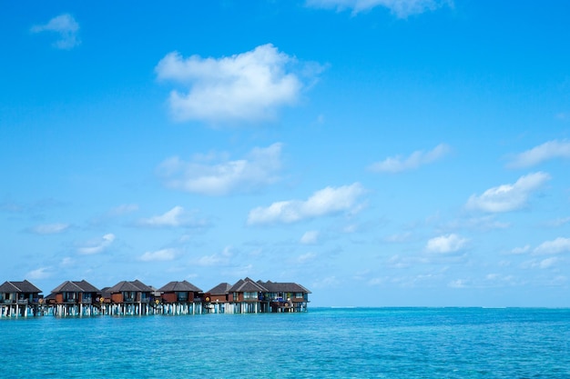 Playa con bungalows de agua en Maldivas