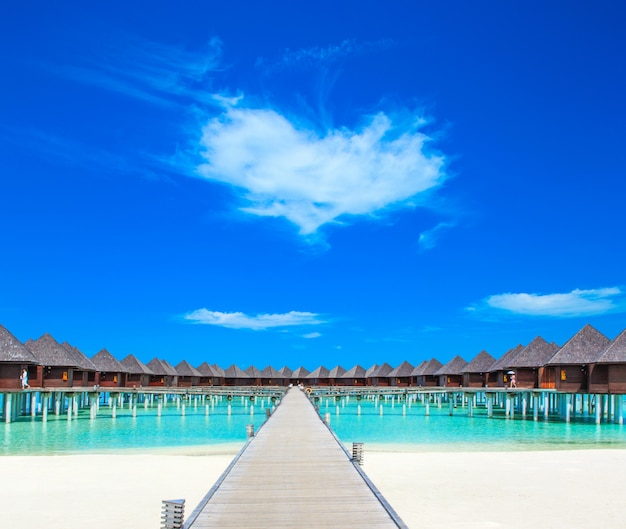 Playa con bungalows de agua en Maldivas