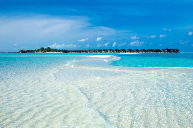 Playa con bungalows de agua en Maldivas