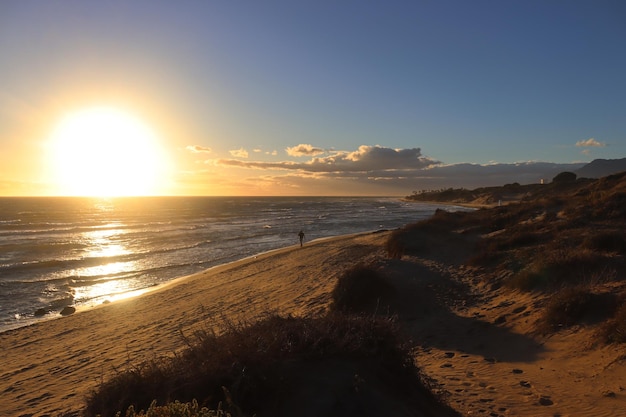 Playa de Cabopino en Marbella al atardecer