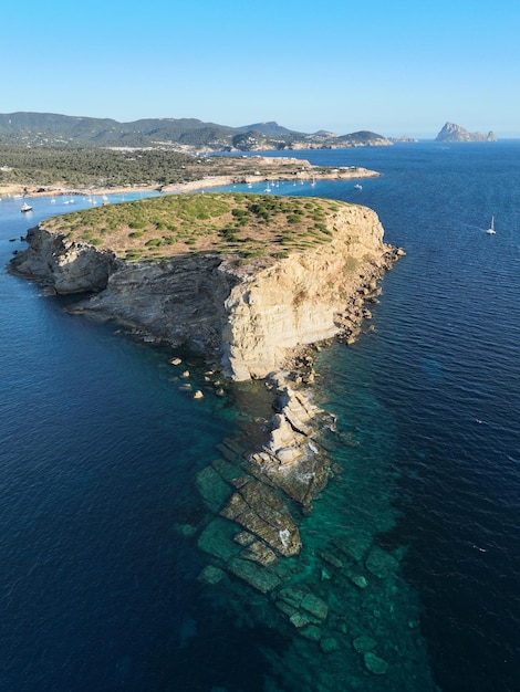 Foto playa de cala comte en ibiza la isla de es vedra se puede ver al fondo