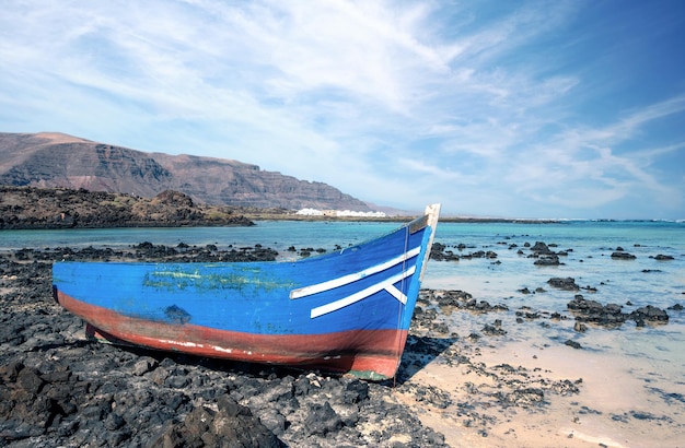 Playa Caleton Blanco Orzola Lanzarote Islas Canarias España barco varado en lava