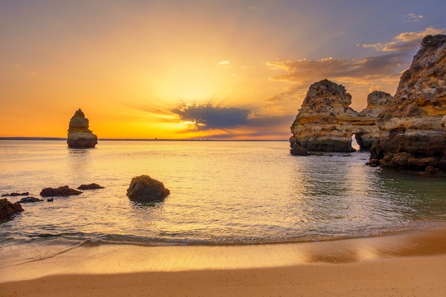 En la playa de Camilo al amanecer