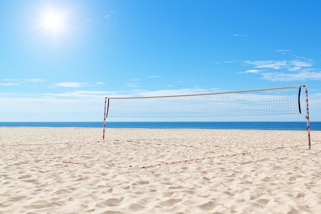 Playa de una cancha de voleibol en el mar. Verano.