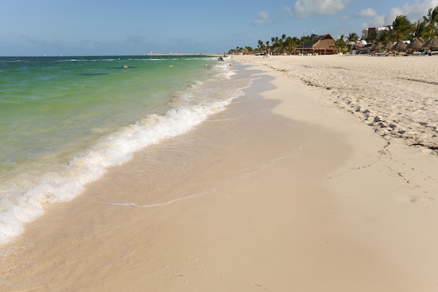 La playa de Cancún se encuentra en el Caribe.