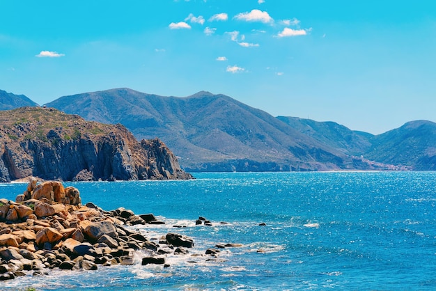 Playa de Capo Pecora en el Mar Mediterráneo en Buggerru en el sur de Cerdeña en Italia. Resort italiano sardo con arena amarilla en Cerdeña.