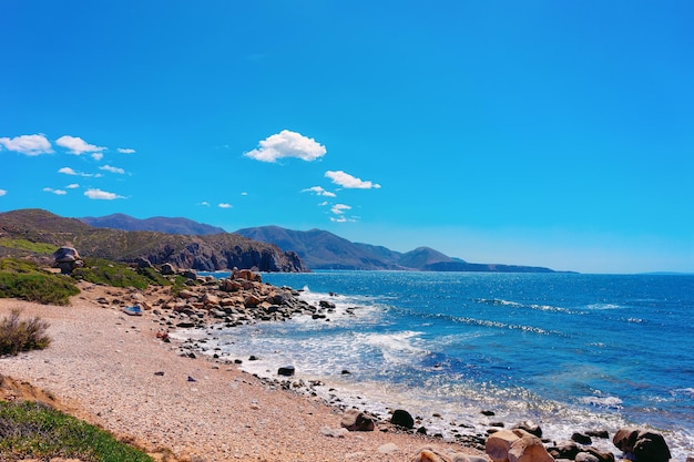 Playa de Capo Pecora en el Mar Mediterráneo en Buggerru en el sur de Cerdeña en Italia. Resort italiano sardo con arena amarilla en Cerdeña.