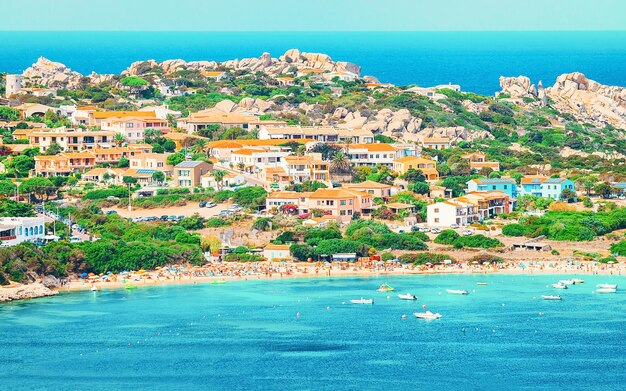 Playa en Capo Testa, Santa Teresa Gallura en el mar Mediterráneo en la isla de Cerdeña en verano Italia.