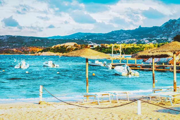 Playa Capriccioli en aguas azules del mar Mediterráneo en Costa Smeralda en la isla de Cerdeña en Italia