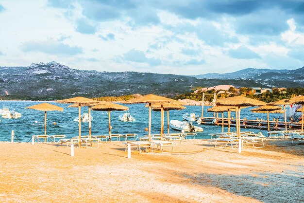 Playa Capriccioli en aguas azules del mar Mediterráneo en Costa Smeralda, en la isla de Cerdeña en Italia