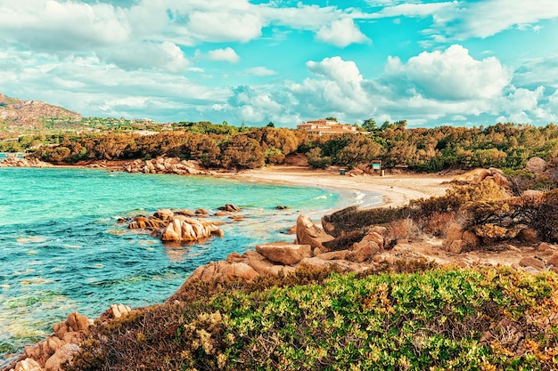 Playa Capriccioli cerca de las aguas azules del mar Mediterráneo en Costa Smeralda en la isla de Cerdeña en Italia