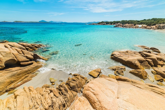 Playa Capriccioli en un día claro Cerdeña